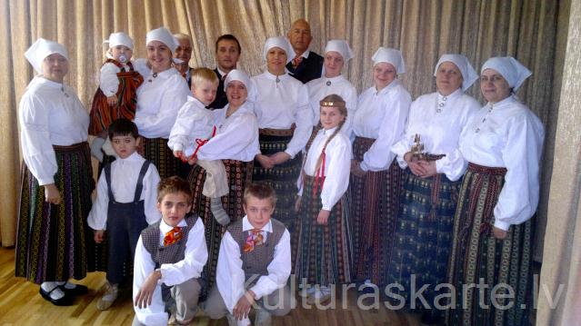 Valgundes folkloras kopa "Nāburdzīte"